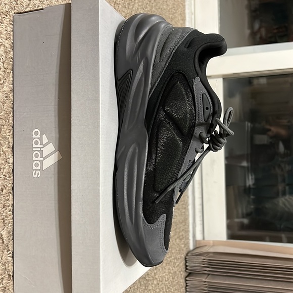 I ordered this shoes for my work place but they only need all black shoes only. - Picture 3 of 6